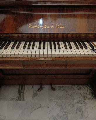 pianoforte antico a muro 