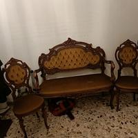 Divanetto con due sedie