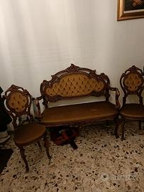 Divanetto con due sedie