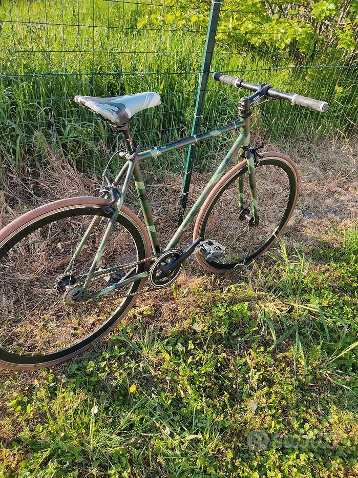 Una bicicletta dropbar del marchio cult MTB Commencal 365 Gravelbike