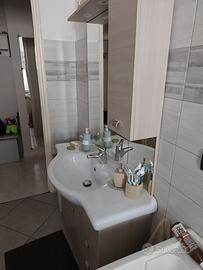 Mobile bagno con lavabo