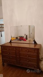 Cassettone in stile classico con specchio
