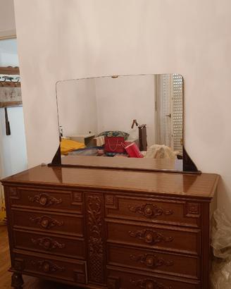 Cassettone in stile classico con specchio