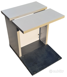 Mobile con base in metallo nero