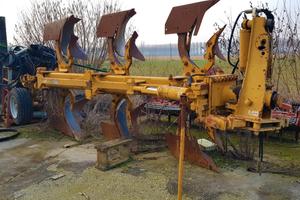 Aratro moro trivomere USATO