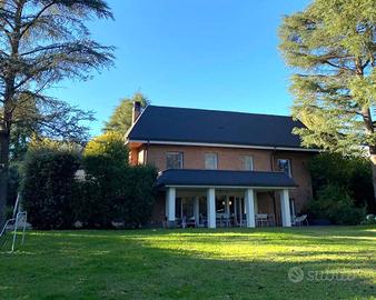 Villa di 835 m² con più di 5 locali e box auto dop