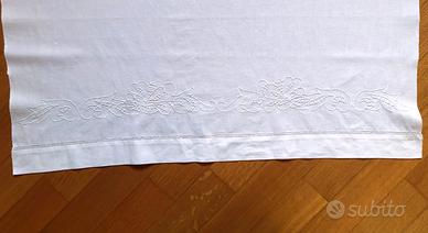 Tenda ricamata a mano in cotone