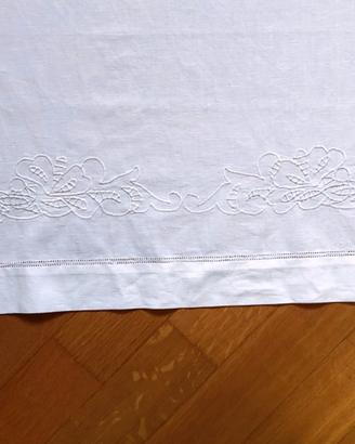 Tenda ricamata a mano in cotone