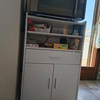 Mobile con rotelle multifunzione