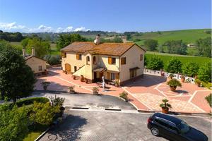 VIVERE IMMERSO NELLA NATURA con TUTTI I CONFORT