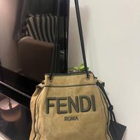 Borsa Fendi usata con un logo sopra
