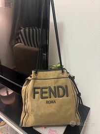 Borsa Fendi usata con un logo sopra