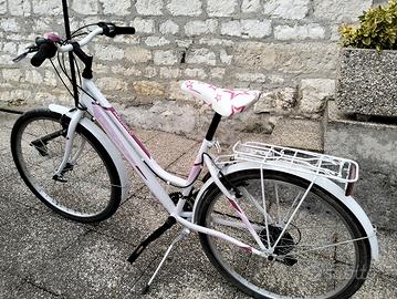 bicicletta ragazza  con le marcie 