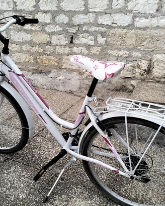 bicicletta ragazza  con le marcie 