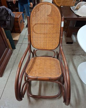 Sedia a dondolo in paglia