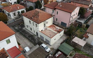 PORZIONE DI BIFAMILIARE TERRAZZO E GARAGE