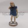 statuina-bambina-con-latte-versato