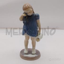 STATUINA BAMBINA CON LATTE VERSATO