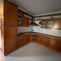 Cucina angolare con fuochi, forno e lavello