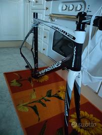 Telaio bici da corsa WHISTLE in fibra di carbonio