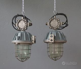 Vecchia lampada industriale restaurata