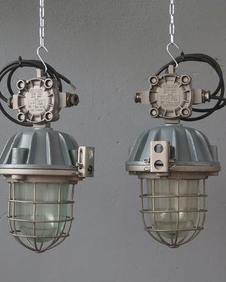 Vecchia lampada industriale restaurata