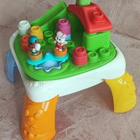 Tavolino basso per bimbi con mattoncini morbidi