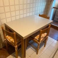 Tavolo in legno con 3 seggiole e uno sgabello