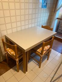 Tavolo in legno con 3 seggiole e uno sgabello