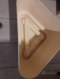 fioriera ad angolo e tavolino piccolo in legno