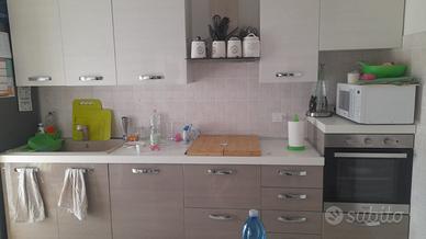 Cucina completa  piú Arredo sala