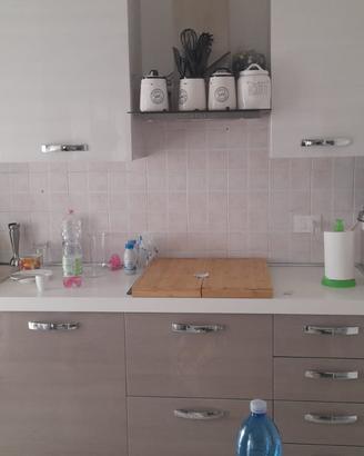Cucina completa  piú Arredo sala