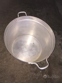 Pentola in alluminio con coperchio