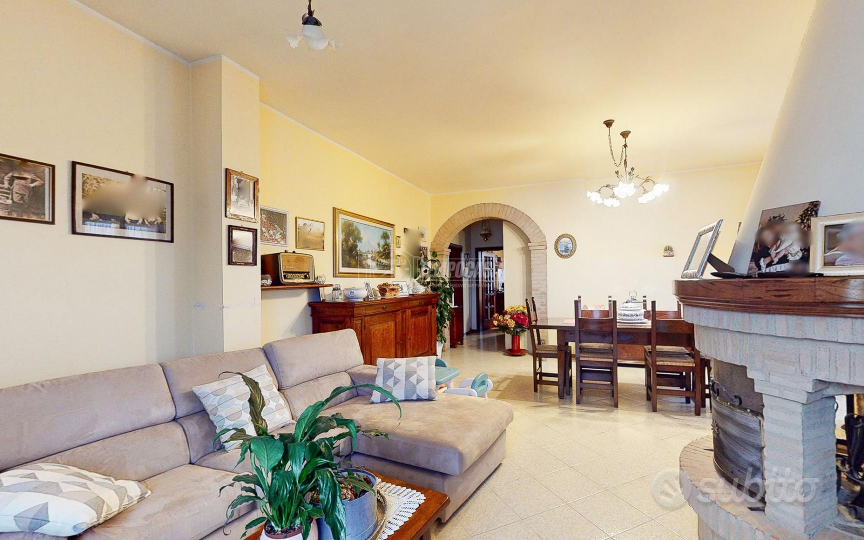 SPLENDIDA VILLA LIBERA SU 4 LATI CON AMPIO GIARDIN - View 2