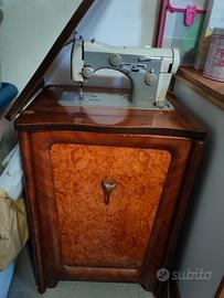 macchina da cucire vintage della Necchi