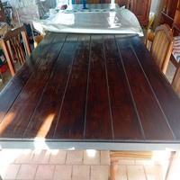 Tavolo di grandi dimensioni e robustezza. 