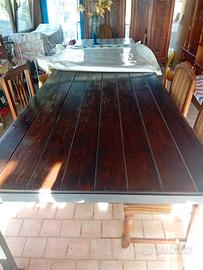 Tavolo di grandi dimensioni e robustezza. 