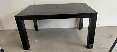 tavolo moderno con vetro nero