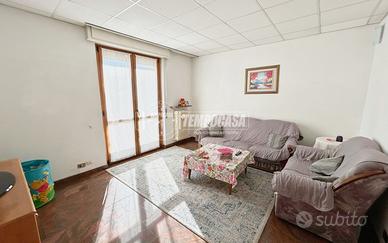 AMPIO TRILOCALE CON TERRAZZO E BALCONE