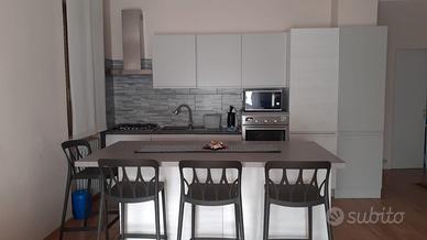  cucina di un anno moderna completa +isola e sedie