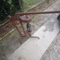 tappatrice in ferro vintage