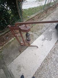 tappatrice in ferro vintage