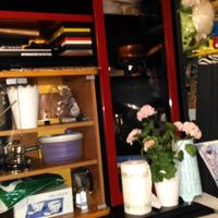 mobile da sala moderno con vetrine.