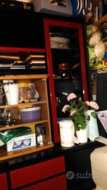 mobile da sala moderno con vetrine.