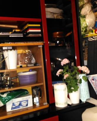 mobile da sala moderno con vetrine.