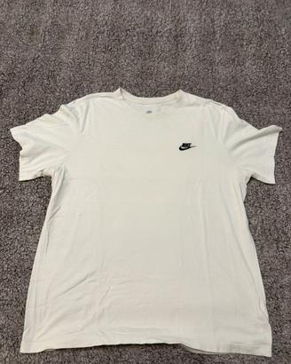 T-shirt Nike bianca con logo