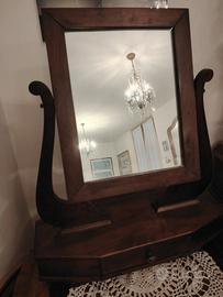 specchiera in legno con cassetto