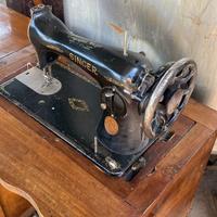 Macchina da cucire vintage Singer con mobiletto