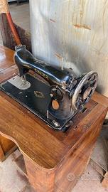 Macchina da cucire vintage Singer con mobiletto