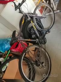 Bicicletta Atala e un altra rossa